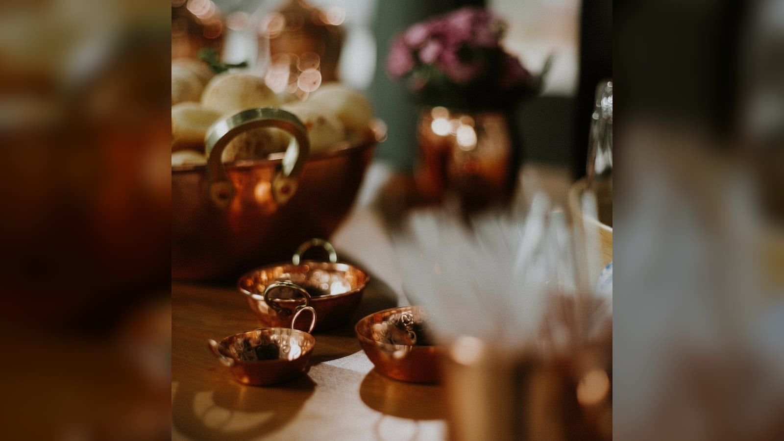Mesa posta com cobre puro traz sofisticação e acolhimento para celebrar momentos especiais