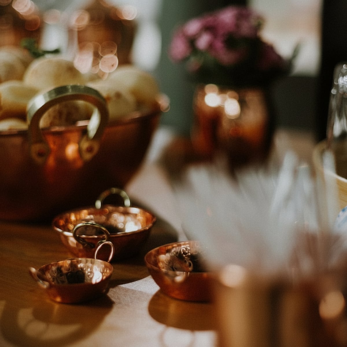 Mesa posta com cobre puro traz sofisticação e acolhimento para celebrar momentos especiais
