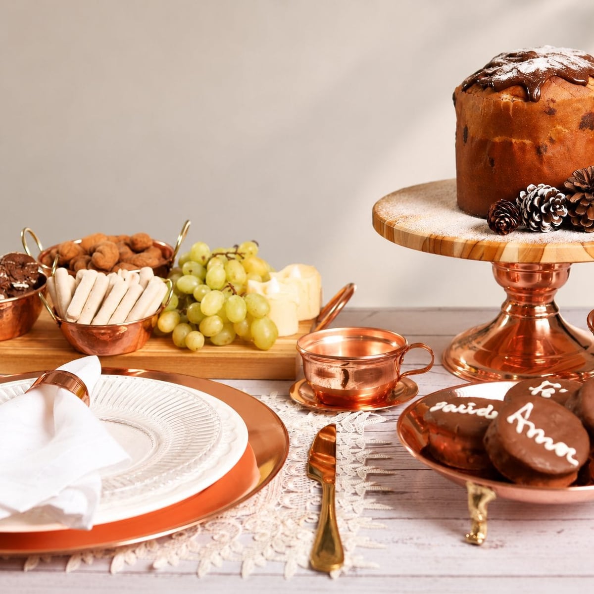 Como organizar uma mesa posta com peças de cobre puro para receber visitas com requinte