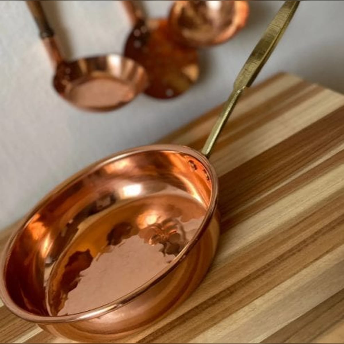 Como usar o cobre na decoração funcional da cozinha para unir eficiência culinária e beleza