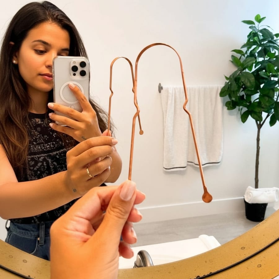 Raspador de língua de cobre no dia a dia segundo a tradição ayurveda e a higiene oral
